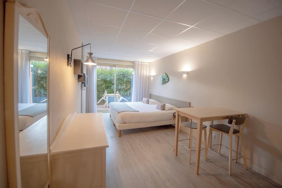 Studio | In-room safe, desk, soundproofing, iron/ironing board