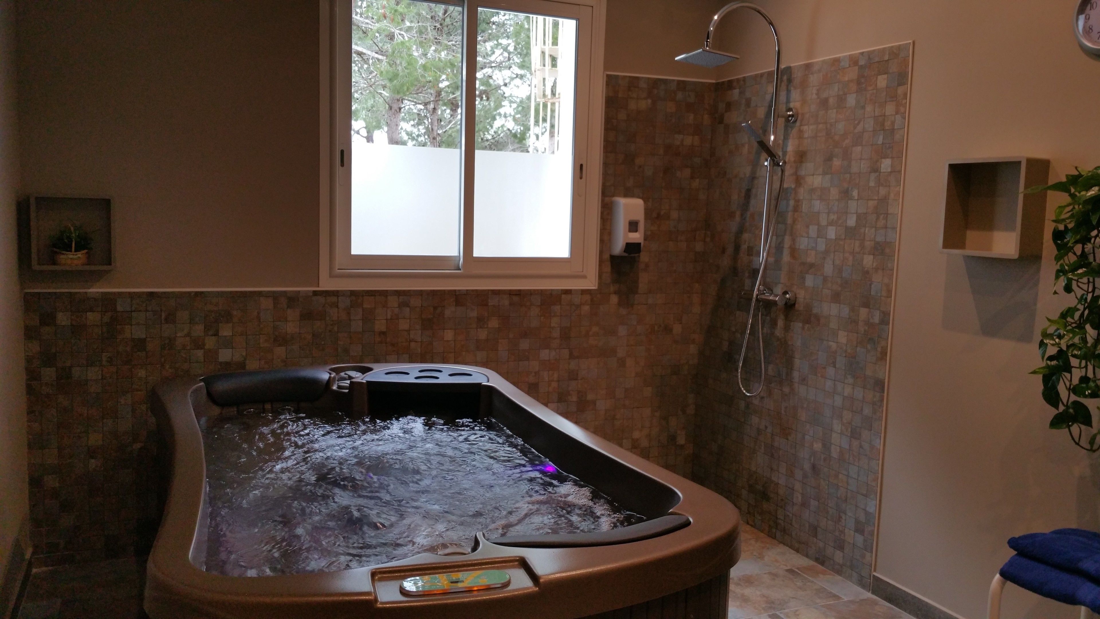 2 treatment rooms, massages