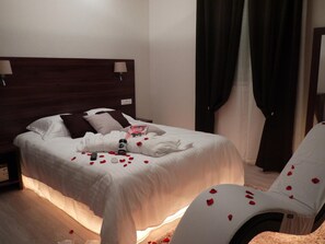 Een kluis op de kamer, een bureau, een strijkplank/strijkijzer