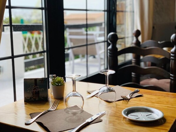 Serveert ontbijt en diner, lokale gerechten