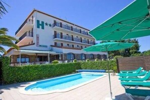 Piscina externa sazonal, funciona das 9h às 21h, guarda-sóis