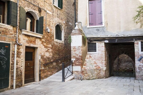 Unclassified image, 1 of 30, button - Sansoni (Venice)
