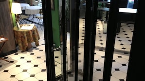 Unclassified image, 4 of 40, button - Hôtel Agora (Paris)