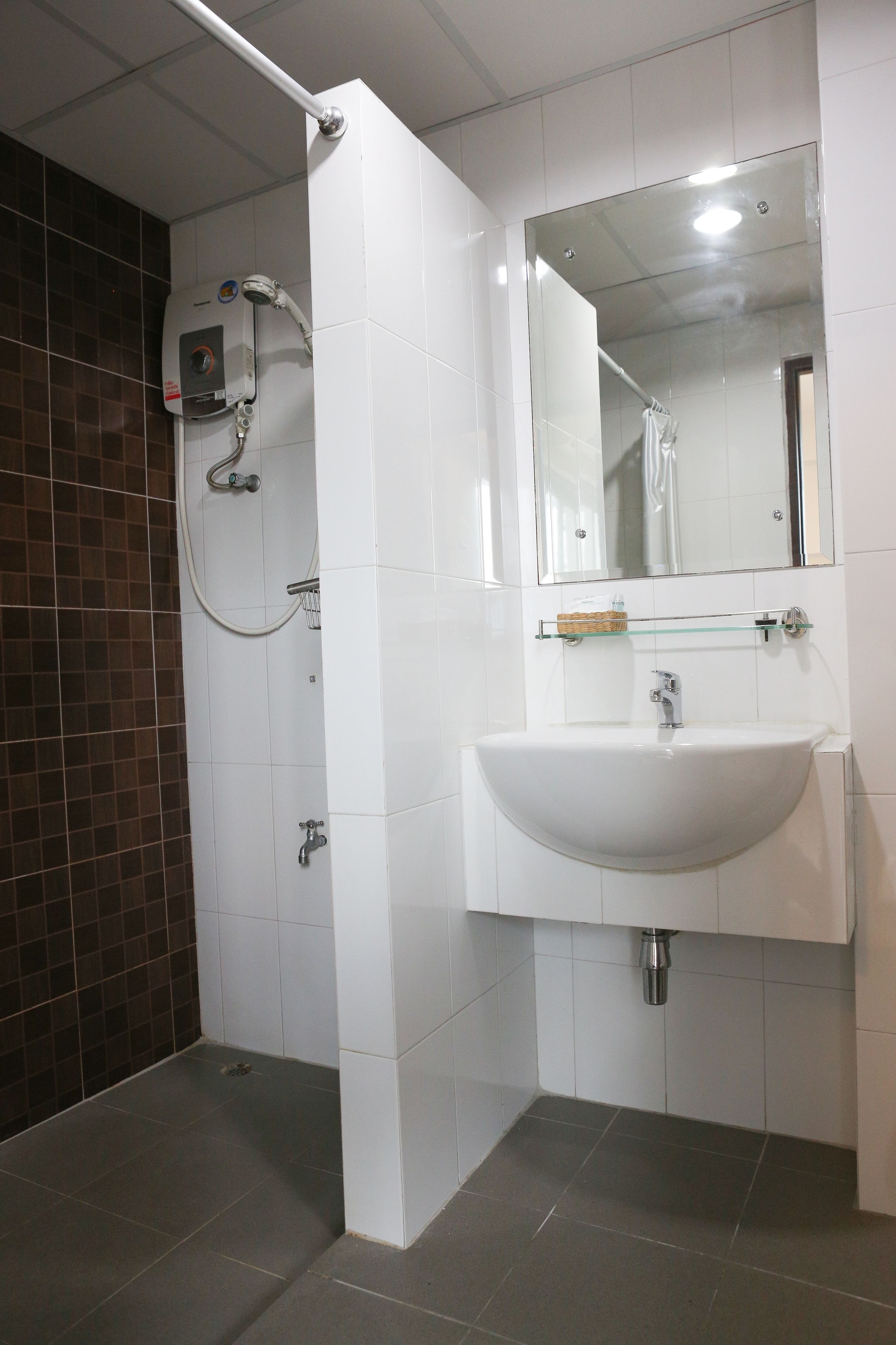 Een douche, een haardroger, handdoeken