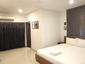 มินิบาร์, โต๊ะทำงาน, เตารีด/โต๊ะรีดผ้า, เตียงเสริม/เปล