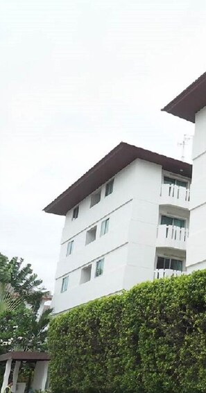 Vista frontal de la propiedad