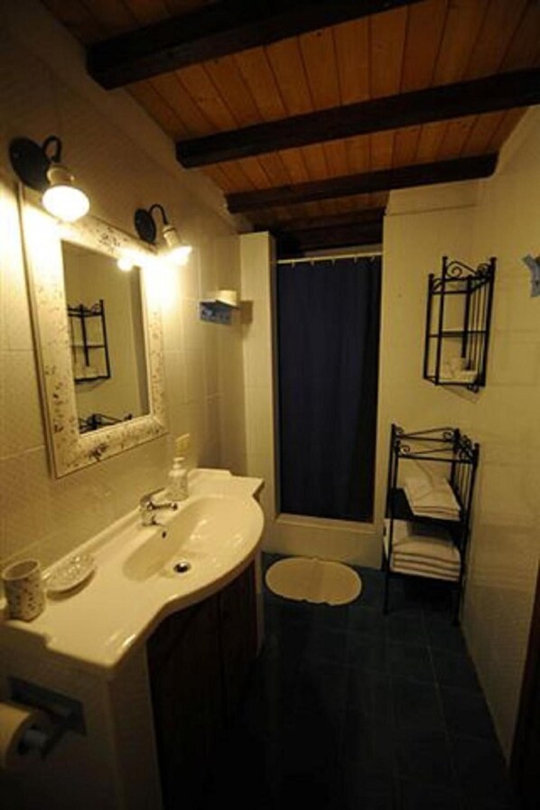 A bathroom with a sink, mirror, and towel rack. - Veio Residence Resort (Rome)
