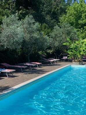 季节性开放的室外游泳池，10:00 至 18:00 开放，日光浴躺椅