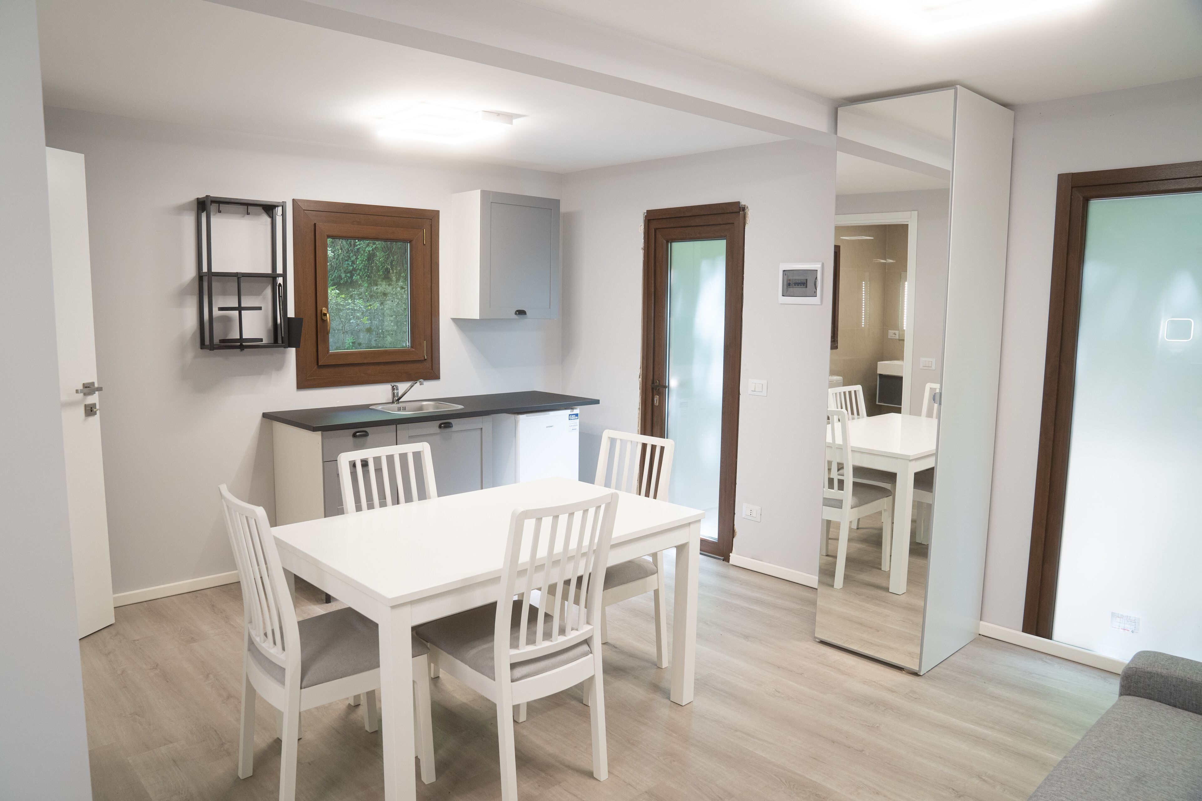 Studio Junior | Bếp riêng | Tủ lạnh, bếp nấu, dụng cụ nấu nướng/bát dĩa/dao nĩa 