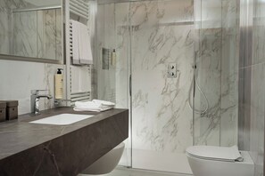 Junior Suite | Bathroom | Hair dryer, bidet, towels, soap - Cristallo Hotel Residence (Bormio)