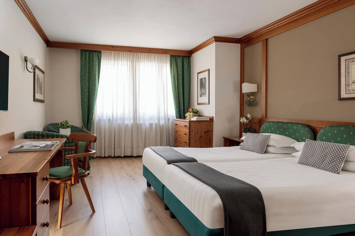 Deluxe kamer, 1 twee- of 2 eenpersoonsbedden | 1 slaapkamer, een minibar, een kluis op de kamer, een bureau