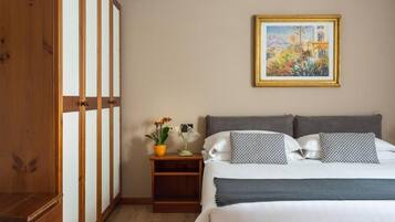 Comfort-Zimmer | Minibar, Zimmersafe, Schreibtisch, laptopgeeigneter Arbeitsplatz