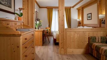 Junior Suite | Minibar, una cassaforte in camera, una scrivania, postazione laptop