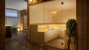 Uma sauna moderna com paredes de madeira, porta de vidro, banco de madeira e uma planta em vaso.