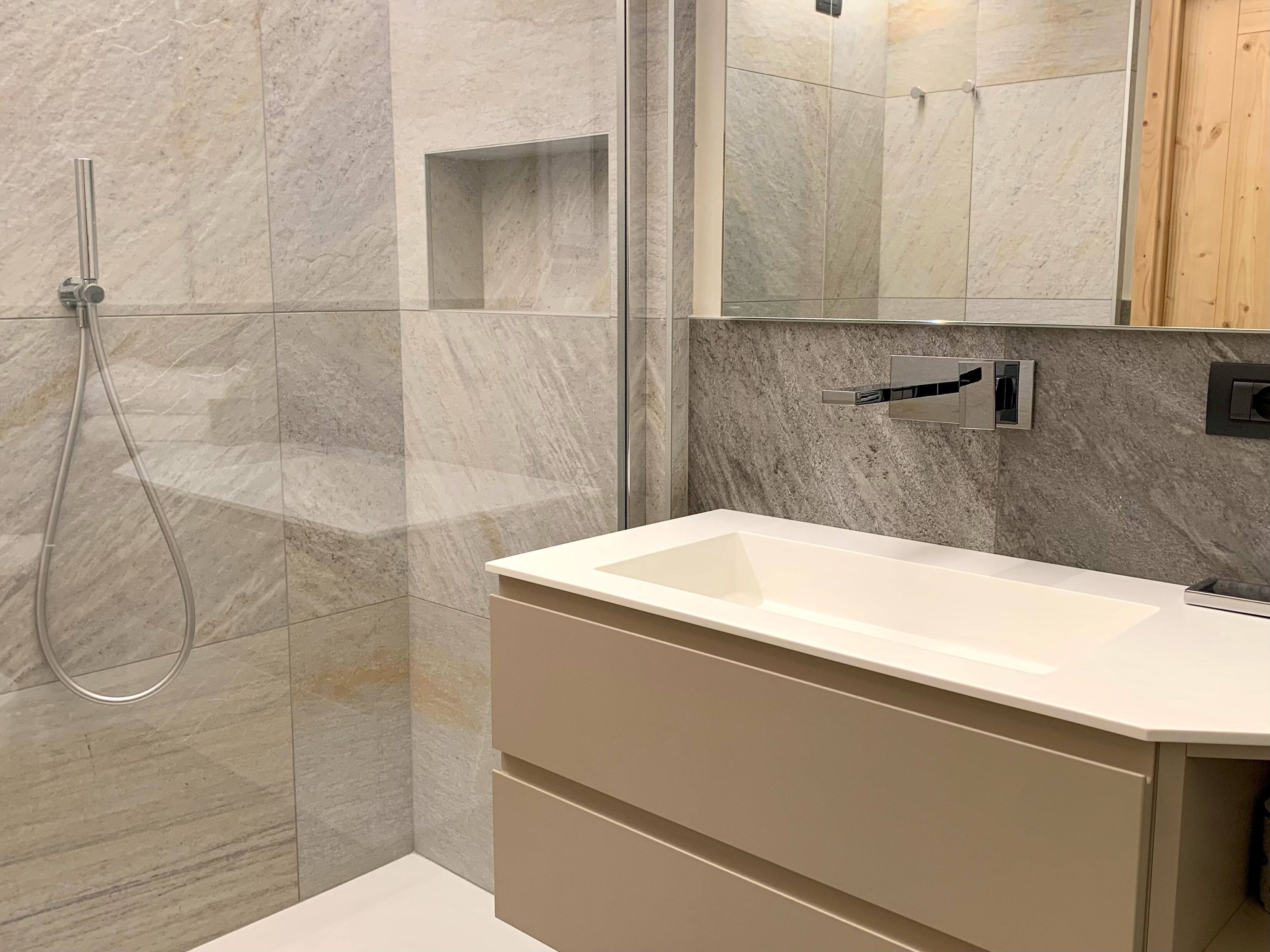 deluxe double or twin room | minibar, in-room safe, desk, laptop workspace