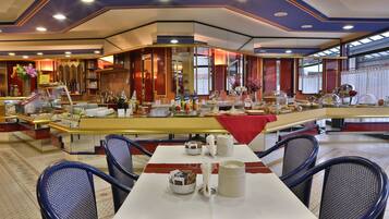 Desayuno buffet (EUR 9 por persona)