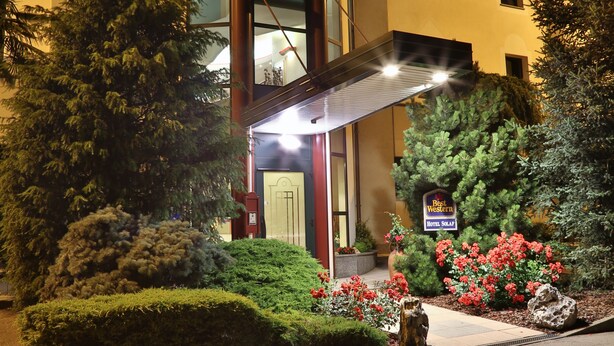 A hotel with a curved facade, large windows, and a well-lit entrance. - Best Western Hotel Solaf (Medolago)