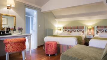 Driepersoonskamer | Een minibar, een kluis op de kamer, een bureau, geluiddichte muren