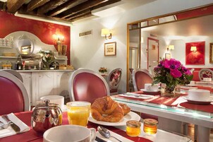 Café da manhã com buffet todos os dias (EUR 13.00 por pessoa) 