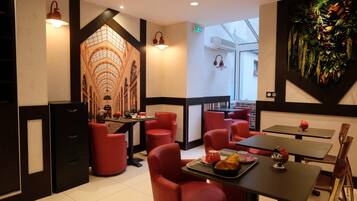 Daily continental breakfast (EUR 12 per person)