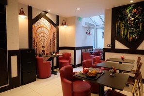 Desayuno continental (EUR 12 por persona)