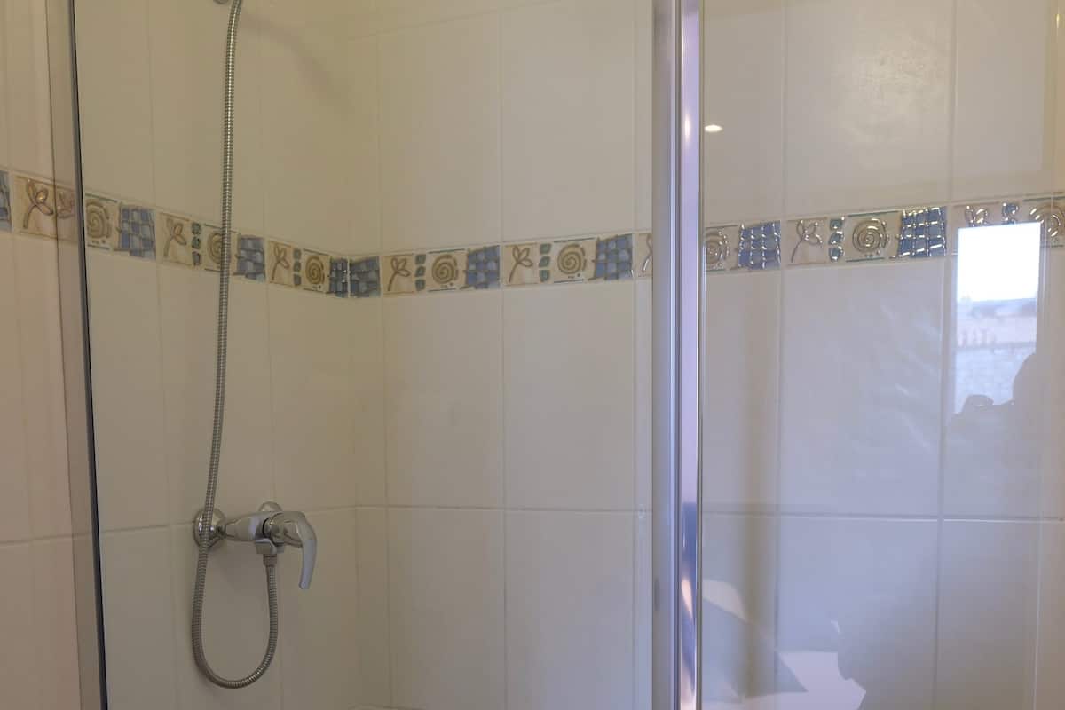 Shower, free toiletries, hair dryer, towels