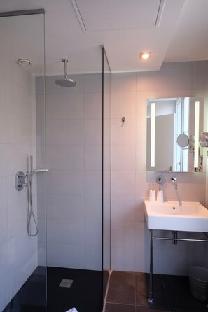Shower, free toiletries, hair dryer, towels - Hotel Amiral Fondary (Paris)