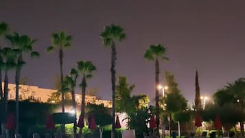 室內游泳池和室外游泳池,提供泳池遮陽傘和日光浴躺椅