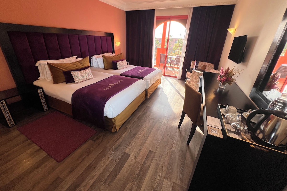 Standaard tweepersoonskamer | Luxe beddengoed, een minibar, een kluis op de kamer, een bureau
