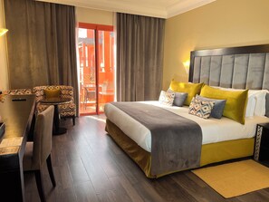 Sengetøy av topp kvalitet, minibar, safe på rommet og skrivebord