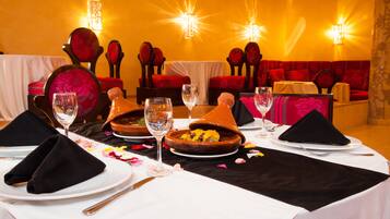 3 restaurantes, se sirven desayunos, comidas, cenas y cocina marroquí