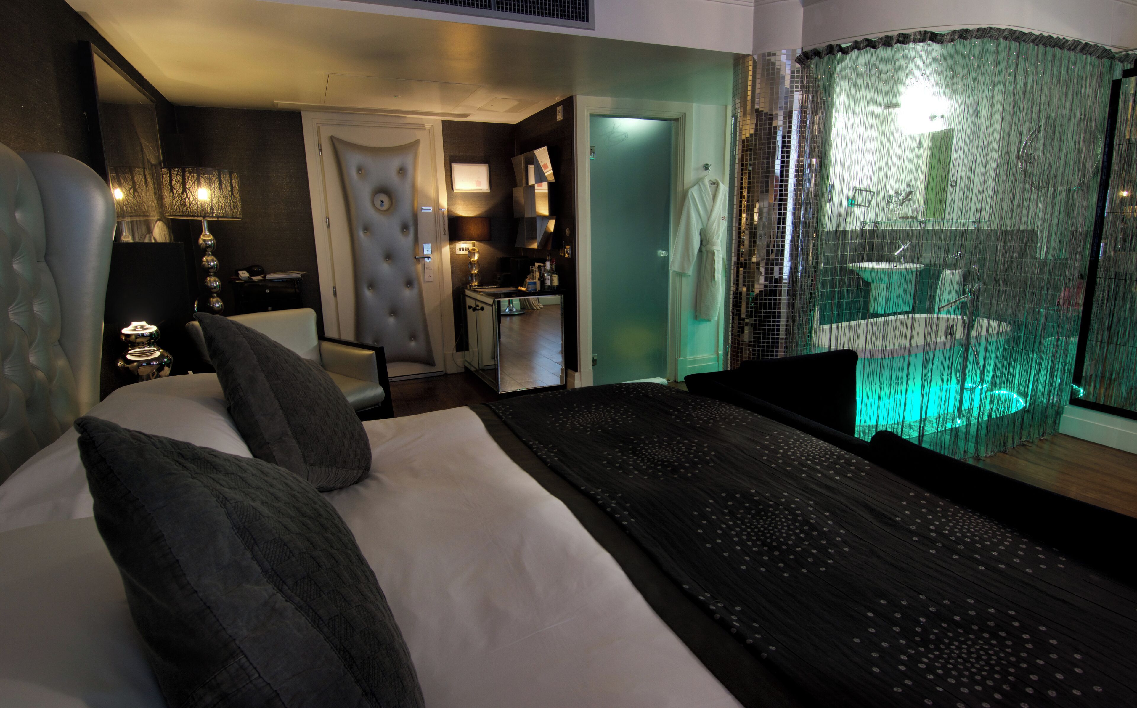 junior suite, 1 king bed | 1 bedroom, egyptian cotton sheets, hypo-allergenic bedding, down duvets