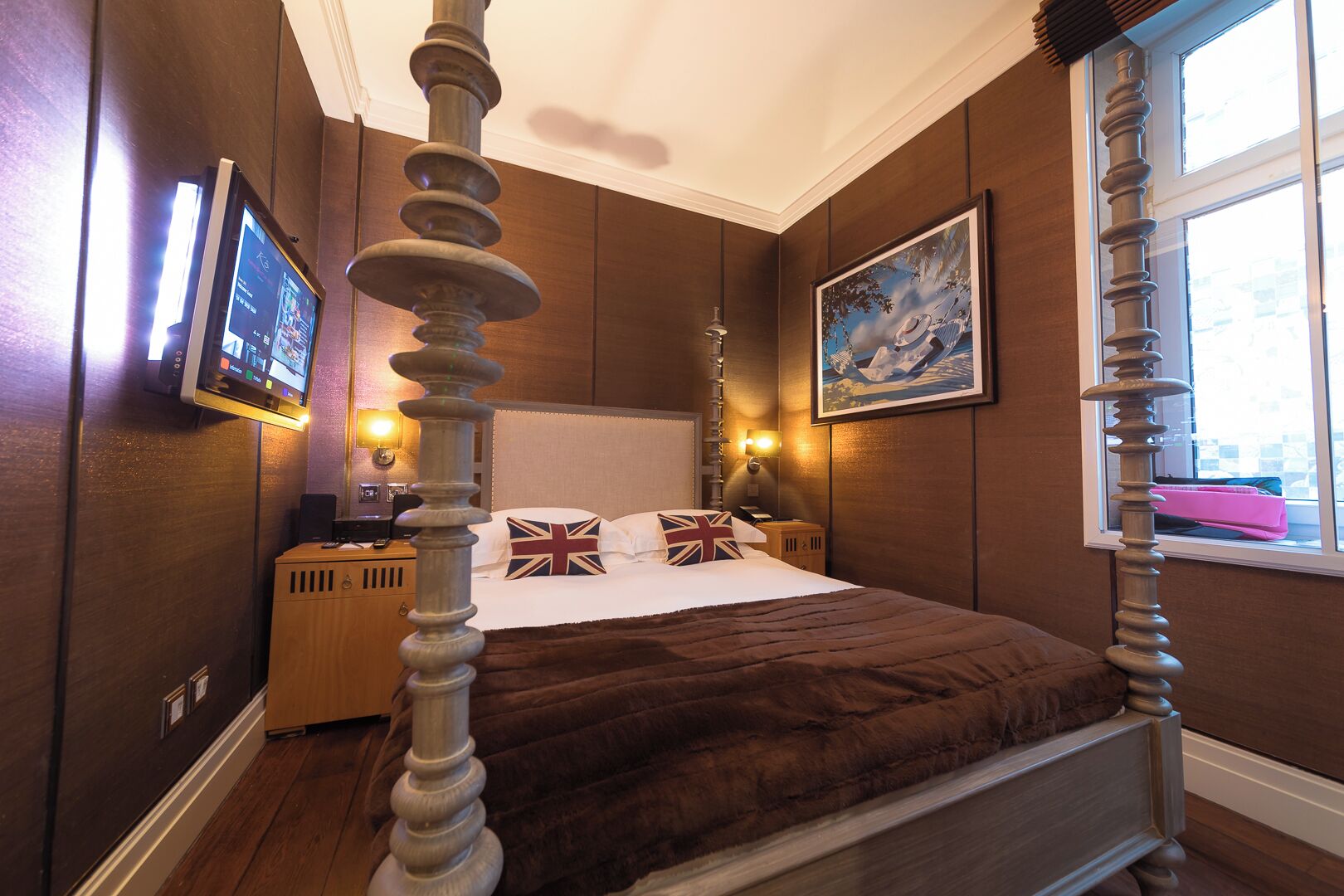compact room | 1 bedroom, egyptian cotton sheets, hypo-allergenic bedding, down duvets