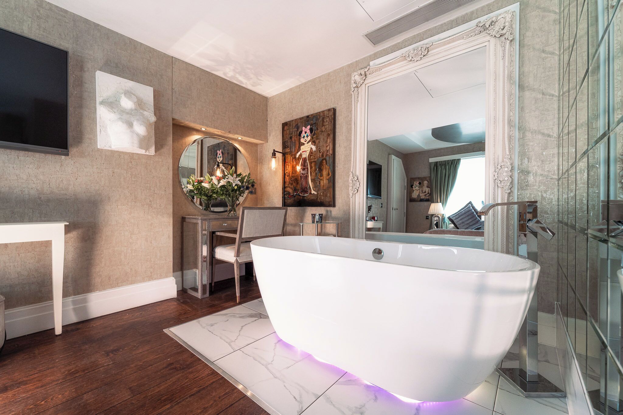 junior deluxe suite | bathroom | combined shower/bathtub, free toiletries, hair dryer, bathrobes