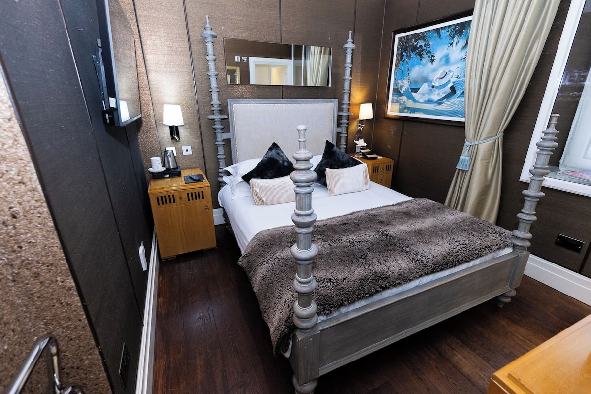 Superior-rum (Crash pad) | Egyptiska bomullslakan, allergitestade sängkläder, duntäcken och minibar