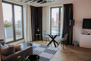 Deluxe-sviitti, 1 suuri parisänky | Olohuone | 43–tuumainen LCD-televisio, jossa digitaalikanavat