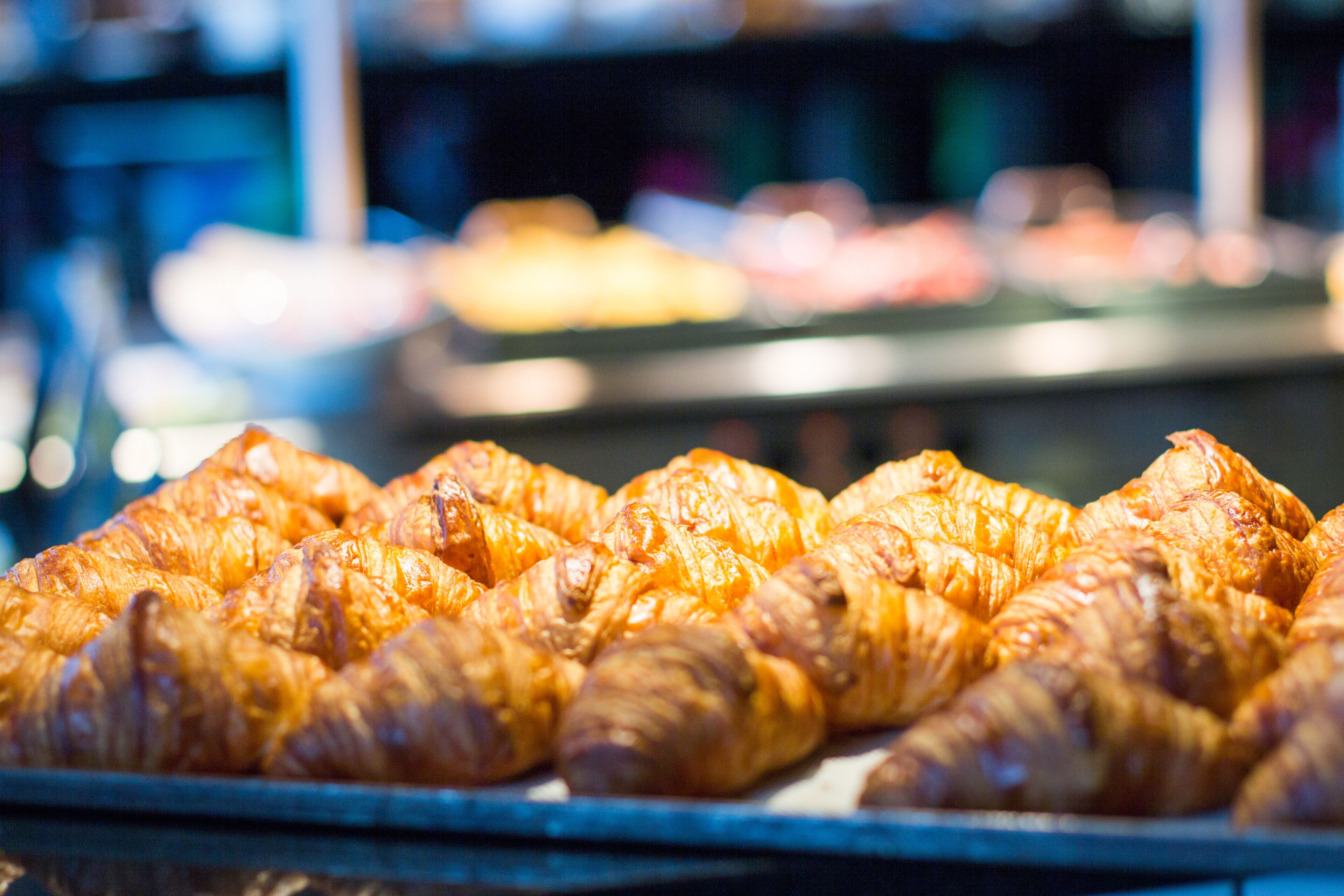 Een schaal met warme, goudbruine croissants.