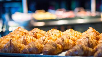 Een schaal met warme, goudbruine croissants.