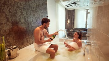Deluxe Suite, 1 King Bed | Deep soaking bathtub