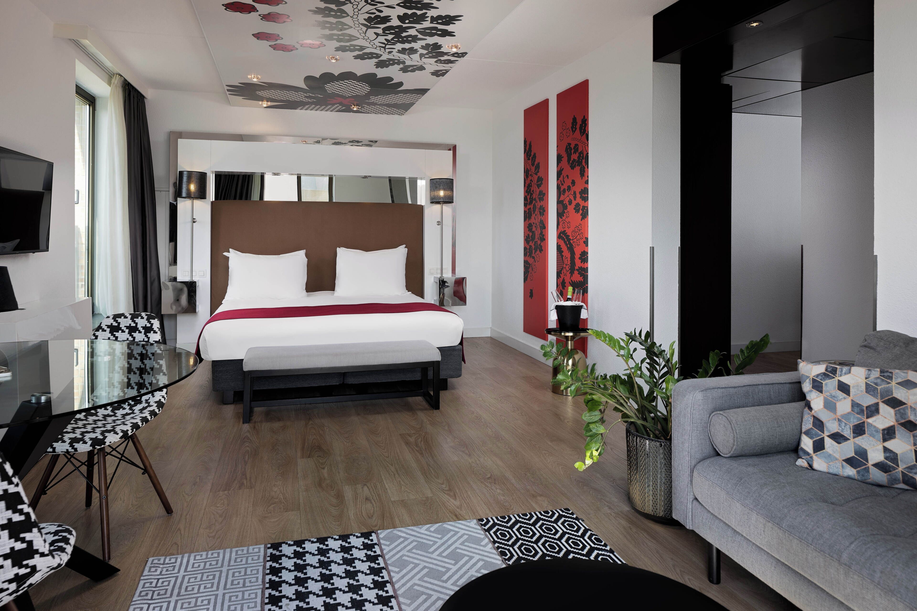 Deluxe Suite, 1 King Bed | Egyptian cotton sheets, premium bedding, minibar, in-room safe