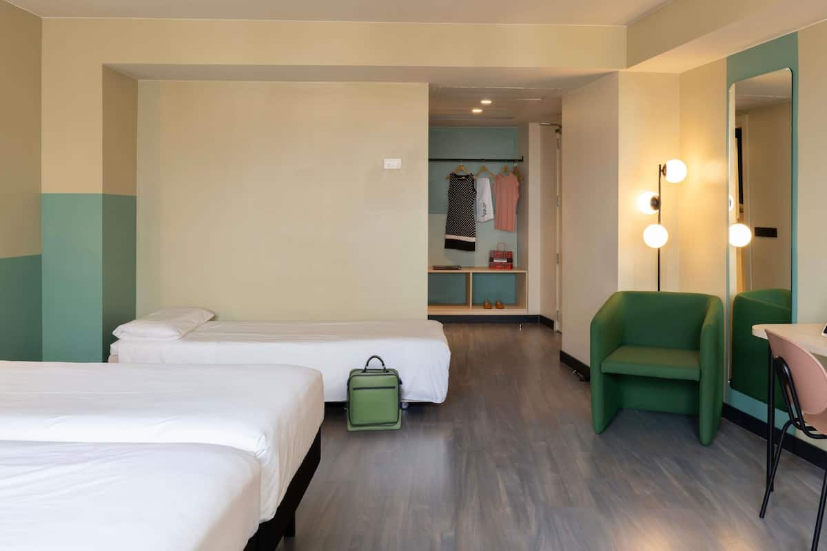 Tallelokero huoneessa, työpöytä, ilmainen Wi-Fi, vuodevaatteet