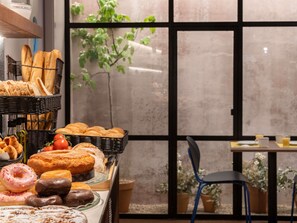 Morgenmadsbuffet mod et gebyr i weekenden
