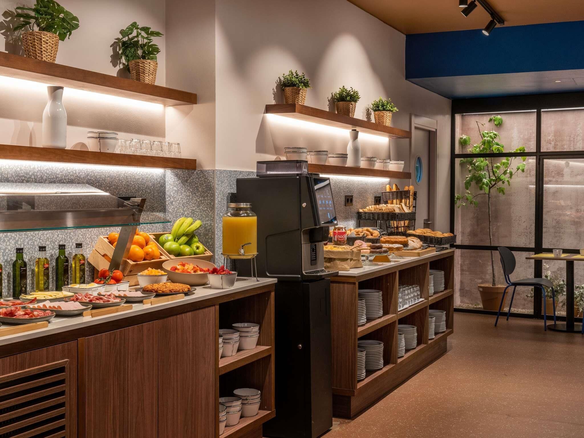 Buffet breakfast for a fee on weekends