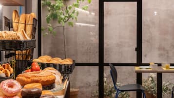 Se ofrece un desayuno bufé los fines de semana (por un coste adicional)