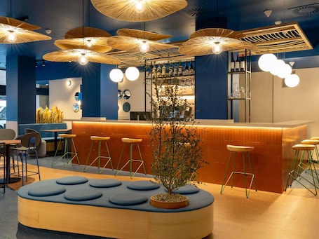 Bar (en la propiedad). ibis Styles Zaragoza Centro