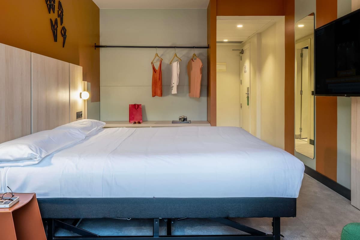 Chambre Standard | Coffres-forts dans les chambres, bureau, Wi-Fi gratuit, draps fournis