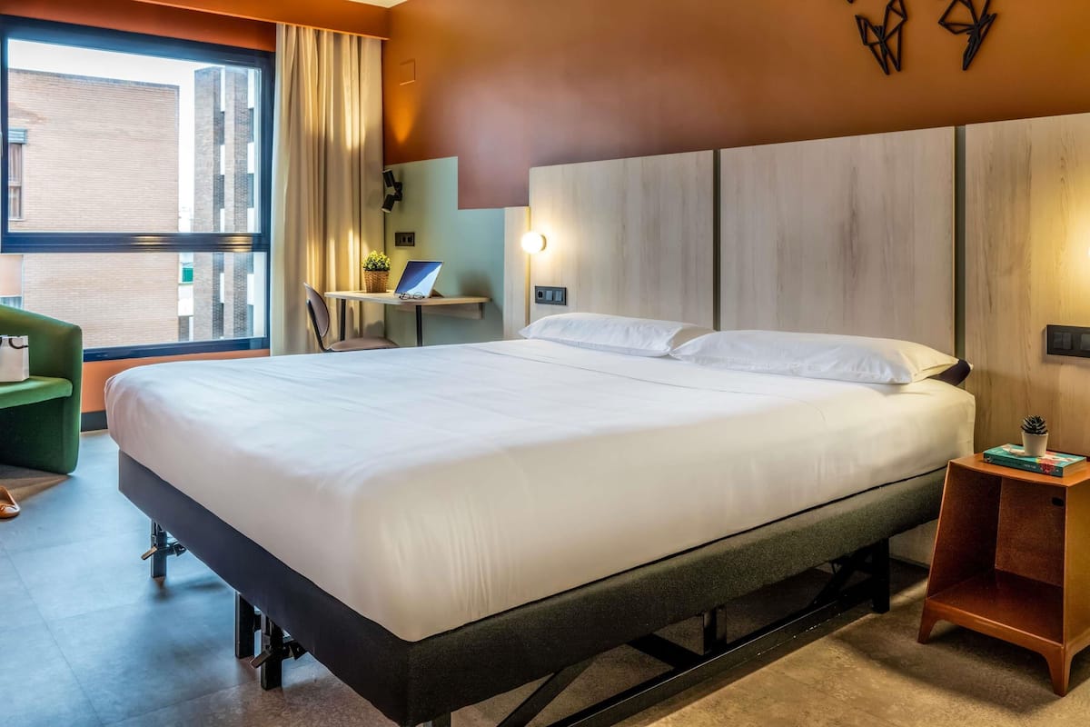 Standard-huone | Tallelokero huoneessa, työpöytä, ilmainen Wi-Fi, vuodevaatteet