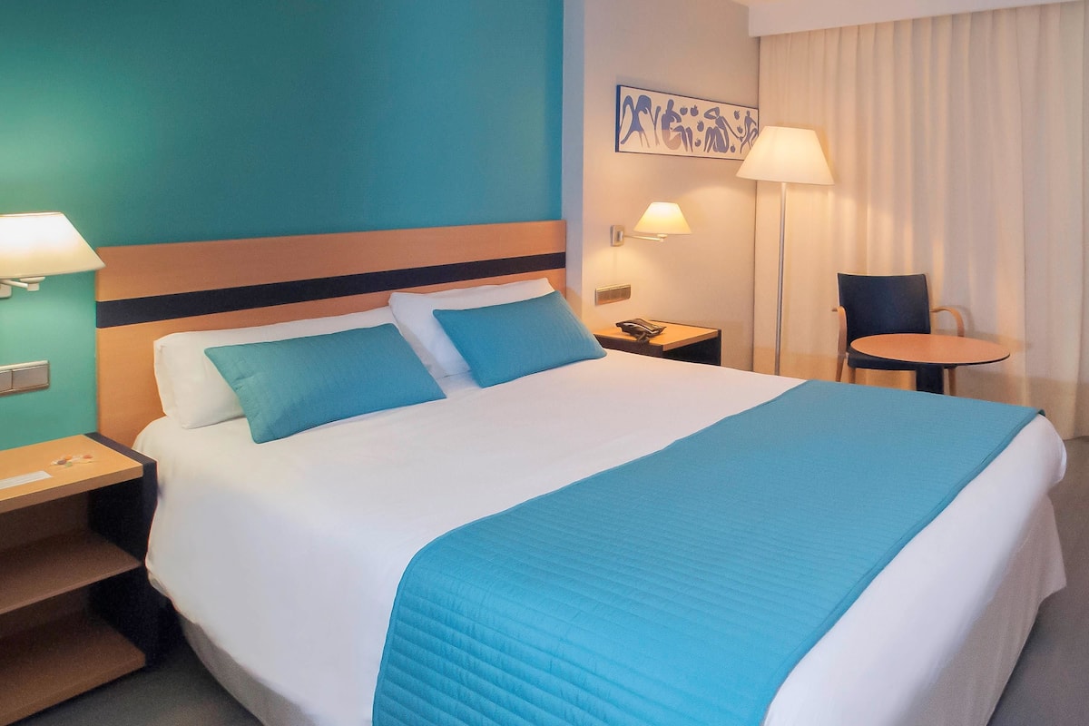 In-room safe, desk, free WiFi, bed sheets
