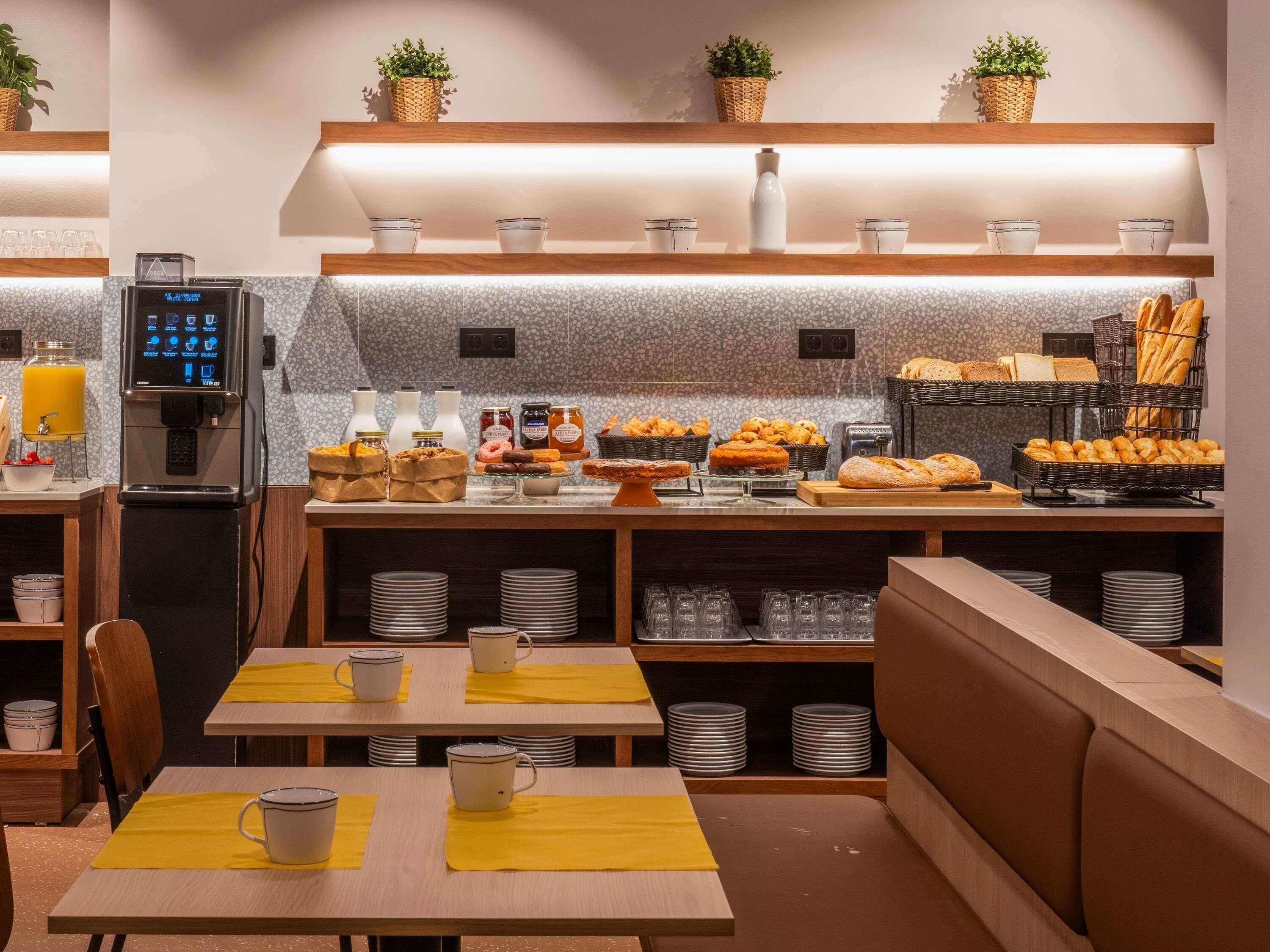 Petit déjeuner buffet servi les week-ends (12 EUR par personne)