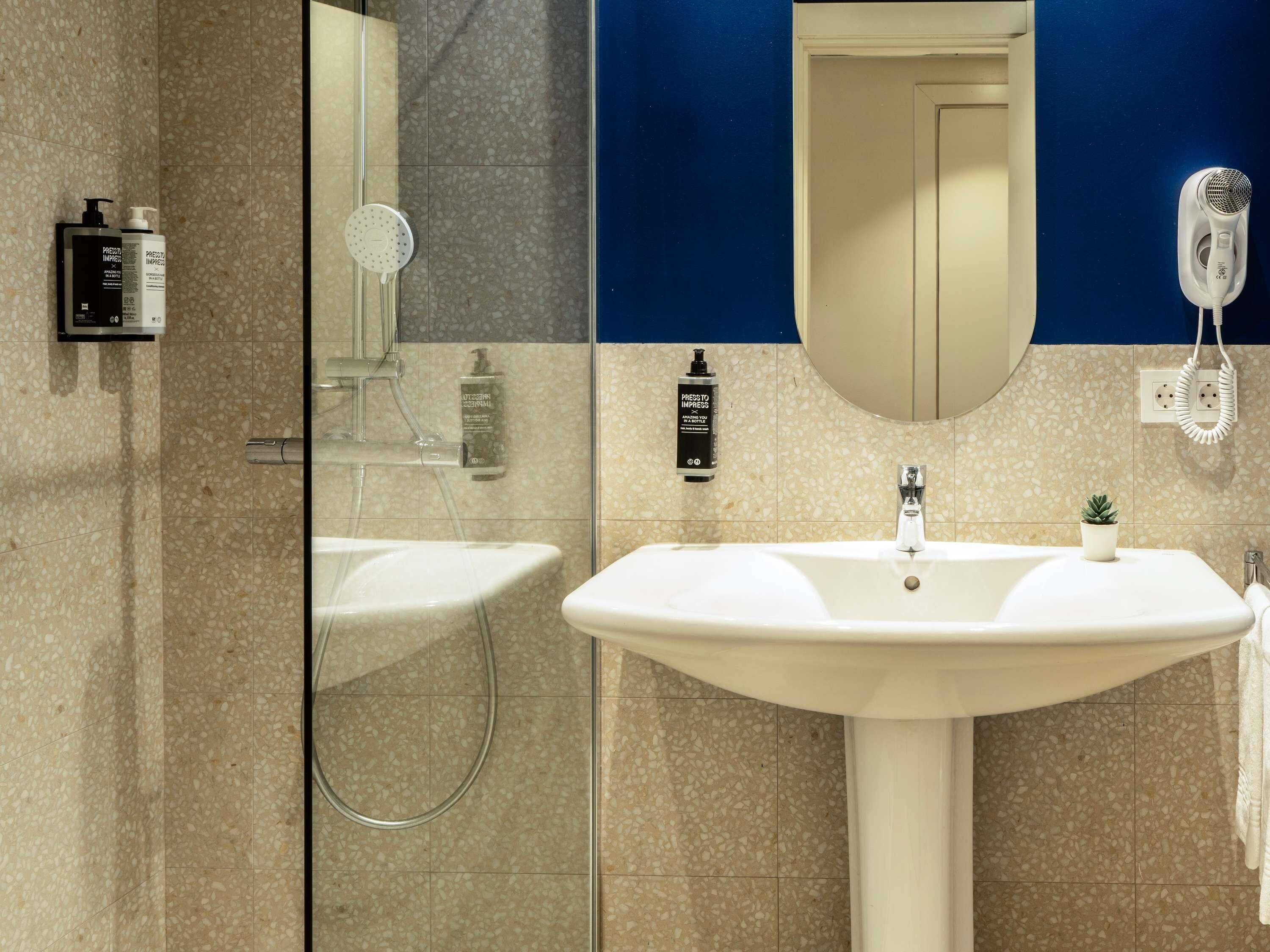 Caja de seguridad en la habitación, escritorio y wifi gratis 